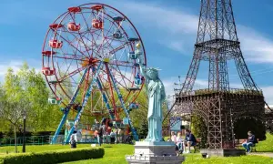 Wesołe miasteczko z diabelskim młynem, miniaturą Statuy Wolności i Wieży Eiffla. Sprawdź inwałd park cennik i zaplanuj wizytę!