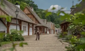 Spacer po skansenie w Sanoku. Warto sprawdzić skansen sanok cennik przed wizytą.