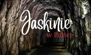 Wąski korytarz oświetlony lampami, prowadzący w głąb skalnych jaskiń w Polsce.