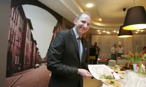 Kelner prezentuje przystawki w restauracji Remigiusza Rączki.