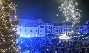 Świąteczna iluminacja i fajerwerki nad rynkiem w Kazimierzu Dolnym. Tłumy ludzi świętują nadchodzące wydarzenia.