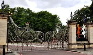 Wspaniała, ozdobna brama w Hyde Parku, z motywami zwierzęcymi i roślinnymi, zaprasza do zielonego serca Londynu.