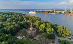 Fortyfikacje na Karsiborze, z widokiem na port i prom. Wspaniałe karsibór atrakcje dla miłośników historii i morza.