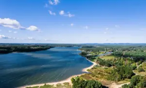 Malownicze jezioro Chańcza z piaszczystą plażą i zielonymi terenami. Idealne miejsce na wypoczynek i odkrywanie lokalnych atrakcji.