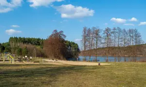 Piękny, słoneczny dzień nad jeziorem wieleńskim. Plac zabaw i siłownia na świeżym powietrzu czekają na gości.