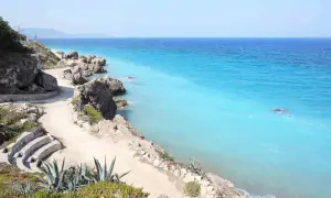 Majowa pogoda na Rodos zachwyca turkusowym morzem i skalistym wybrzeżem. Idealne miejsce na spacer.
