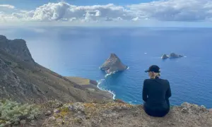 Widok na ocean z klifu na Teneryfie. Piękna pogoda w grudniu, idealna na wędrówkę.