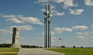 Pomnik Grunwaldzki z charakterystycznymi głowami i masztami, symbolizujący historyczne zwycięstwo. Wspaniałe atrakcje dla miłośników historii.