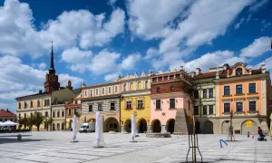 Kolorowe kamienice i wieża ratuszowa tworzą malowniczy rynek w Tarnowie.