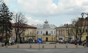 Rynek w Mielcu, idealne miejsce na weekendowe atrakcje. Spacer po placu, odpoczynek na ławce i podziwianie zabytkowej architektury.