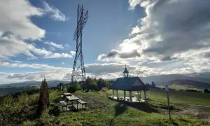 Wieża widokowa i kapliczka na szczycie. Gorczański Park Narodowy ciekawostki to nie tylko przyroda, ale i takie miejsca.