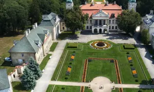 Pałac i ogrody w Kraśniku to wspaniałe atrakcje. Widok z lotu ptaka ukazuje barwne rabaty kwiatowe, zadbane trawniki i architekturę pałacową.