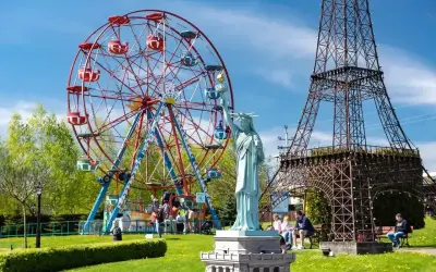 Wesołe miasteczko z diabelskim młynem, miniaturą Statuy Wolności i Wieży Eiffla. Sprawdź inwałd park cennik i zaplanuj wizytę!
