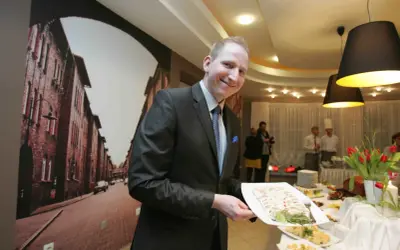 Kelner prezentuje przystawki w restauracji Remigiusza Rączki.