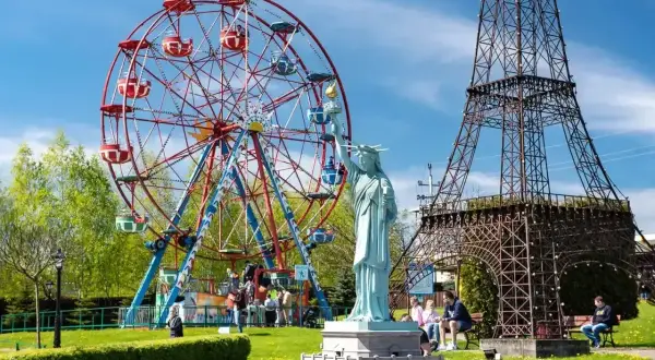 Wesołe miasteczko z diabelskim młynem, miniaturą Statuy Wolności i Wieży Eiffla. Sprawdź inwałd park cennik i zaplanuj wizytę!