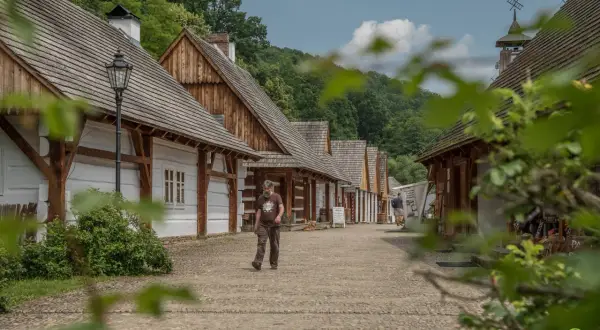 Spacer po skansenie w Sanoku. Warto sprawdzić skansen sanok cennik przed wizytą.