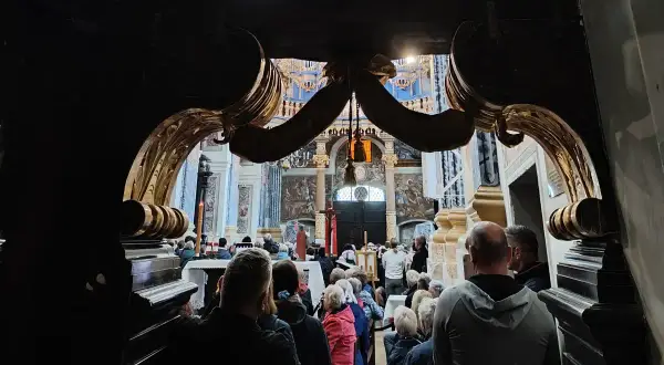 Wnętrze kościoła, tłum wiernych, ołtarz. Święta Lipka - atrakcje religijne przyciągają pielgrzymów.