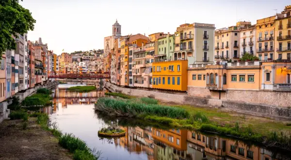 Kolorowe kamienice nad rzeką, idealna pogoda na majówkę na Costa Brava.