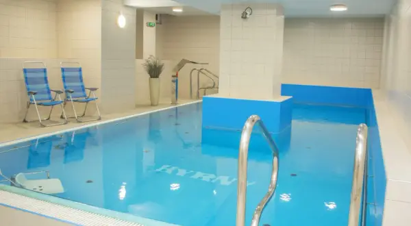 Basen w hotelu Hyrny w Zakopanem. Idealna oferta 50 plus dla seniorów szukających relaksu i aktywnego wypoczynku.