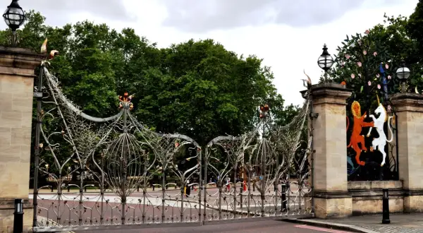 Wspaniała, ozdobna brama w Hyde Parku, z motywami zwierzęcymi i roślinnymi, zaprasza do zielonego serca Londynu.