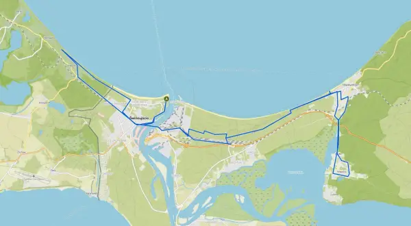 Mapa z zaznaczonymi trasami rowerowymi Świnoujście i okolicami, prowadzącymi przez tereny nadmorskie i leśne.