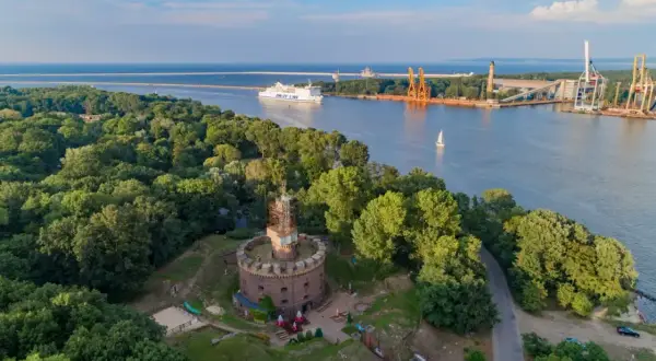 Fortyfikacje na Karsiborze, z widokiem na port i prom. Wspaniałe karsibór atrakcje dla miłośników historii i morza.
