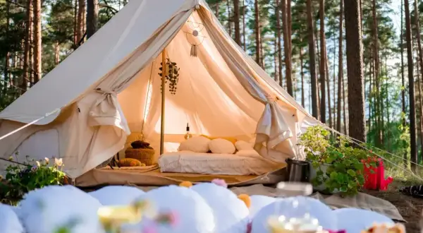 Glamping co to? Luksusowy namiot w lesie z wygodnym łóżkiem i dekoracjami. Idealne miejsce na relaks na łonie natury.