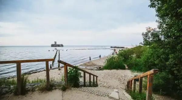 Piękne domki kempingowe nad morzem, z widokiem na morze i falochrony.