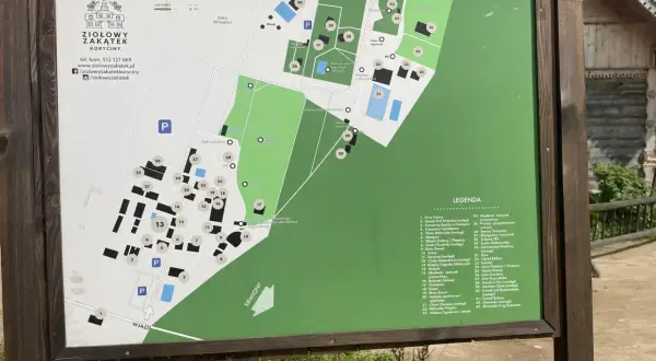 Mapa Ziołowego Zakątka Koryciny. Poznaj atrakcje tego miejsca, od chat po ogrody i miejsca wypoczynku.