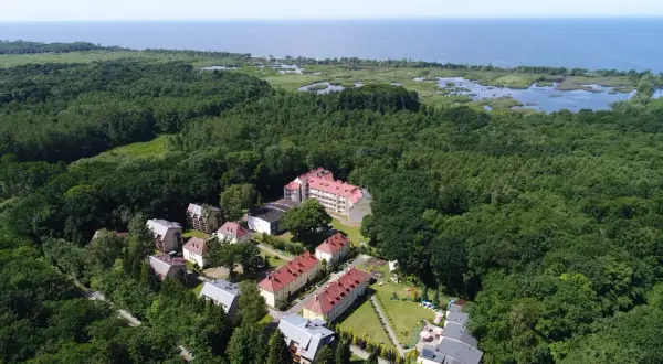 Sanatorium Podczele Kołobrzeg cennik: malowniczy kompleks budynków wśród zieleni, blisko morza i jezior. Idealne miejsce na wypoczynek.