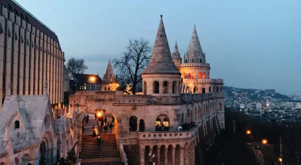 Budapeszt, stolica Węgier, nocą. Rybacka Baszta z iluminacjami, schody i widok na miasto.