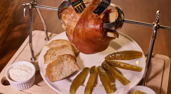 Gdzie zjeść golonkę? Najlepsze restauracje w Krakowie i Lublinie