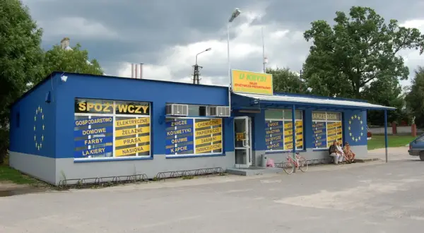 Sklep spożywczy "U Krysi" na trasie do Wilkowyje Ranczo. Oferuje szeroki asortyment: od artykułów spożywczych po przemysłowe.