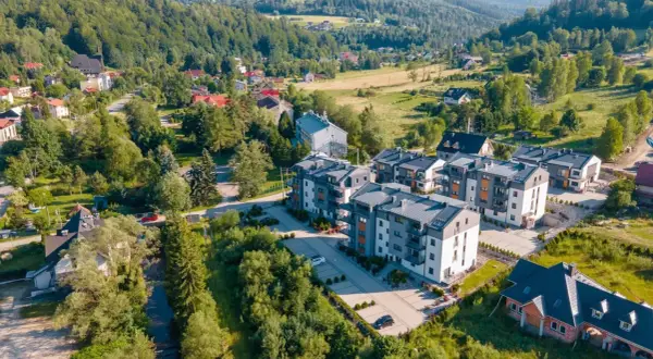 Nowoczesne apartamenty w malowniczym uzdrowisku w Beskidzie Śląskim, otoczone zielenią i górami.