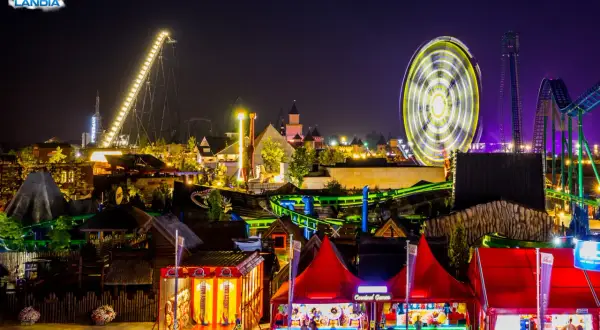Energylandia nocą: karuzele, kolejki górskie i gry. Idealne miejsce na urodzinowy bilet!
