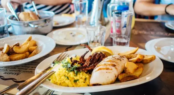 Gdzie zjeść w Darłówku? Odkryj najlepsze lokale gastronomiczne