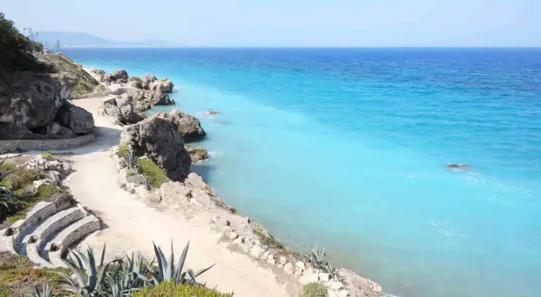 Majowa pogoda na Rodos zachwyca turkusowym morzem i skalistym wybrzeżem. Idealne miejsce na spacer.