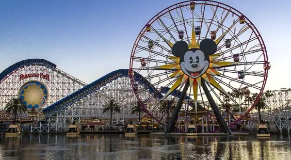 Karuzela z Myszką Miki i kolejka górska w Paradise Pier, części największego parku rozrywki na świecie.