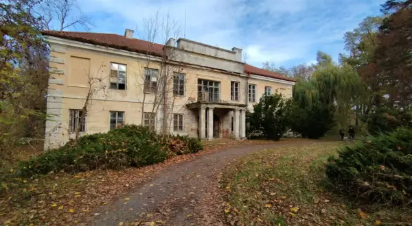 Dworek w Łaskarzewie, otoczony jesiennym parkiem, czeka na nadchodzące wydarzenia.