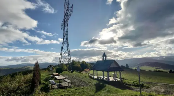 Wieża widokowa i kapliczka na szczycie. Gorczański Park Narodowy ciekawostki to nie tylko przyroda, ale i takie miejsca.