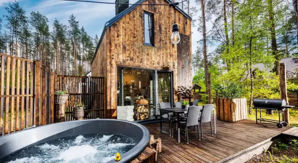 Urokliwe domki letniskowe Kaszuby 2-osobowe nad jeziorem. Relaks w jacuzzi i grillowanie na tarasie wśród drzew.