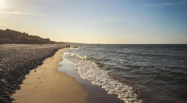 Spacer po plaży w Karwi, idealne miejsce na relaks i odkrywanie atrakcji w okolicy.