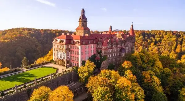 Gdzie zjeść w pobliżu Zamku Książ? Najlepsze restauracje i atrakcje