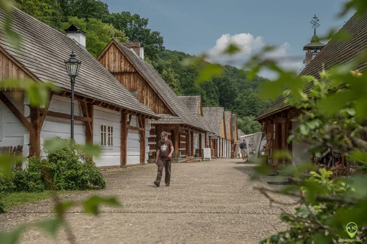 Spacer po skansenie w Sanoku. Warto sprawdzić skansen sanok cennik przed wizytą.