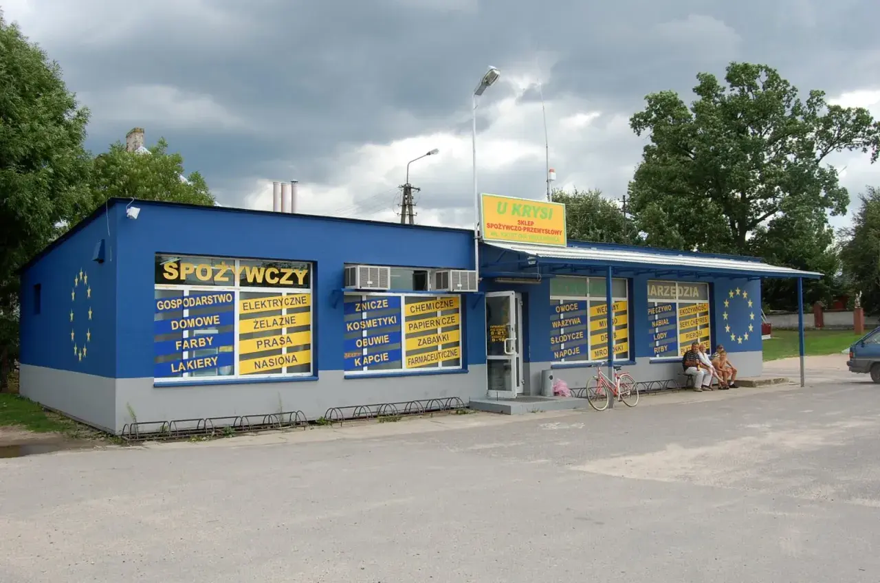 Sklep spożywczy "U Krysi" na trasie do Wilkowyje Ranczo. Oferuje szeroki asortyment: od artykułów spożywczych po przemysłowe.