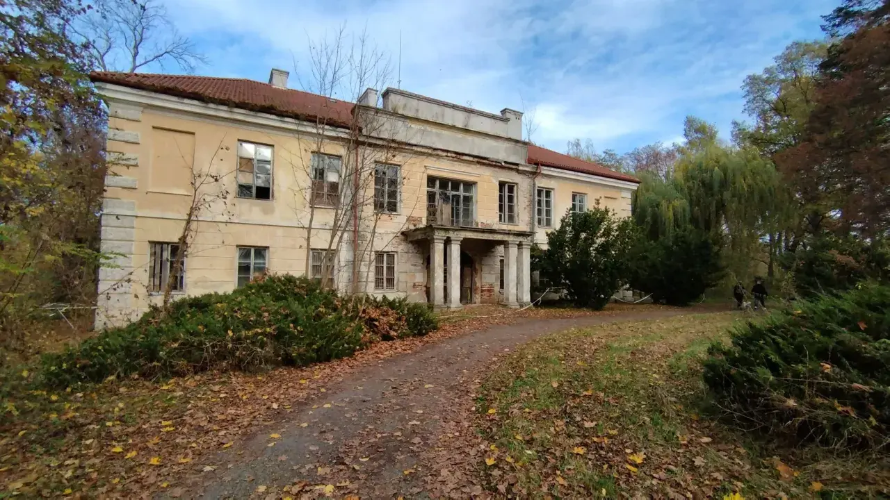 Dworek w Łaskarzewie, otoczony jesiennym parkiem, czeka na nadchodzące wydarzenia.