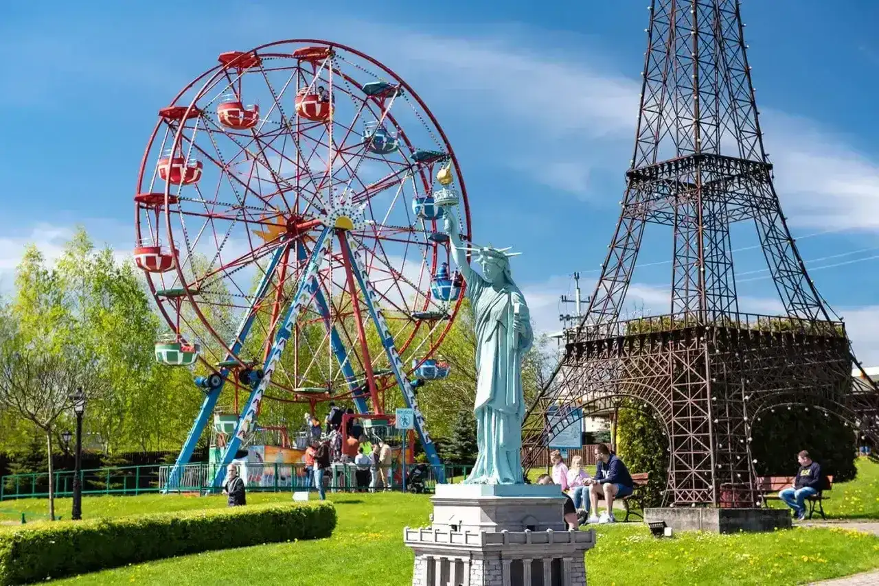 Wesołe miasteczko z diabelskim młynem, miniaturą Statuy Wolności i Wieży Eiffla. Sprawdź inwałd park cennik i zaplanuj wizytę!