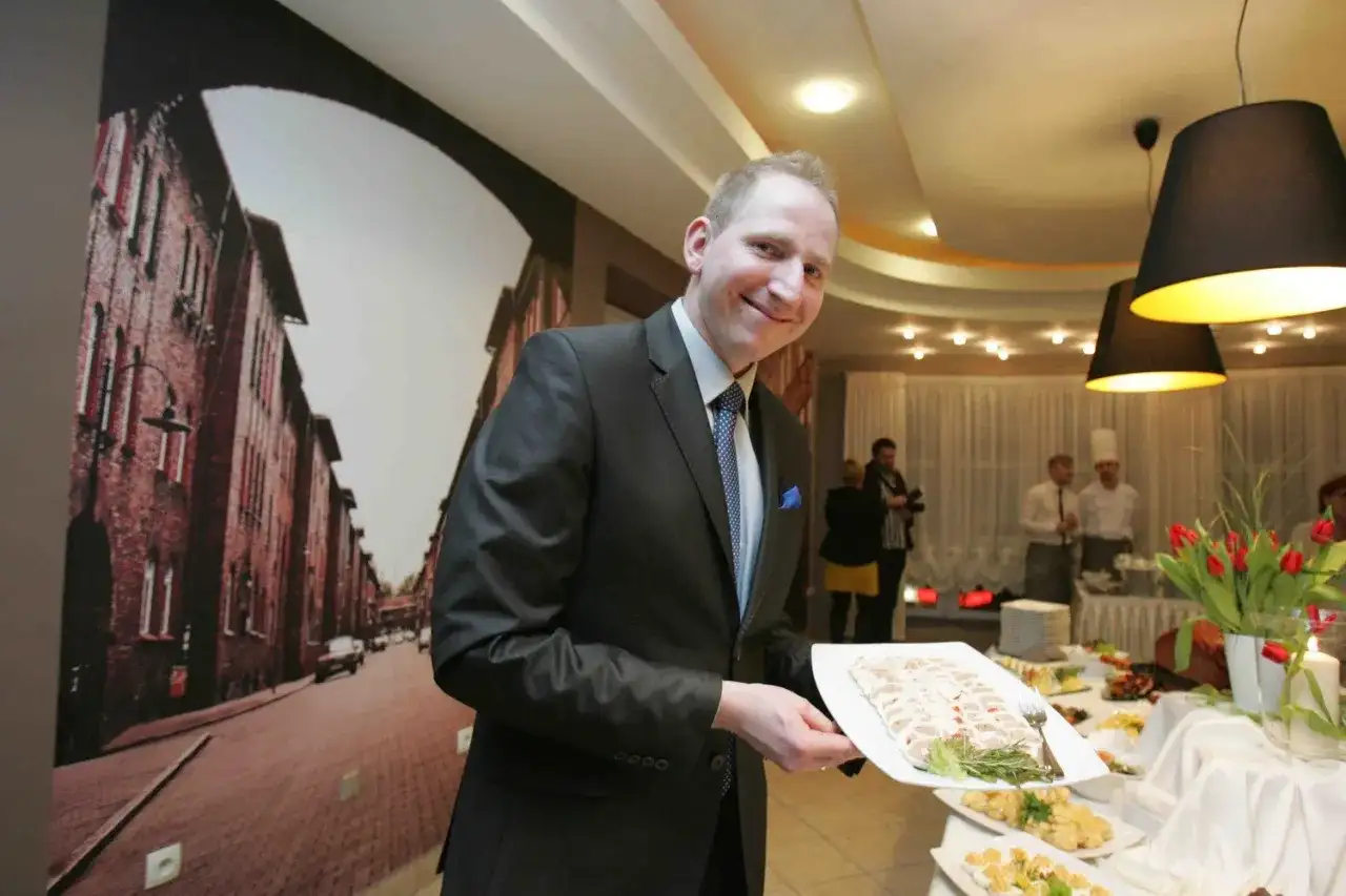 Kelner prezentuje przystawki w restauracji Remigiusza Rączki.