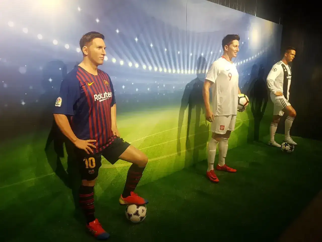Woskowe figury piłkarzy: Messi, Lewandowski, Ronaldo. Sprawdź muzeum figur woskowych Łeba cennik i zobacz swoich idoli.