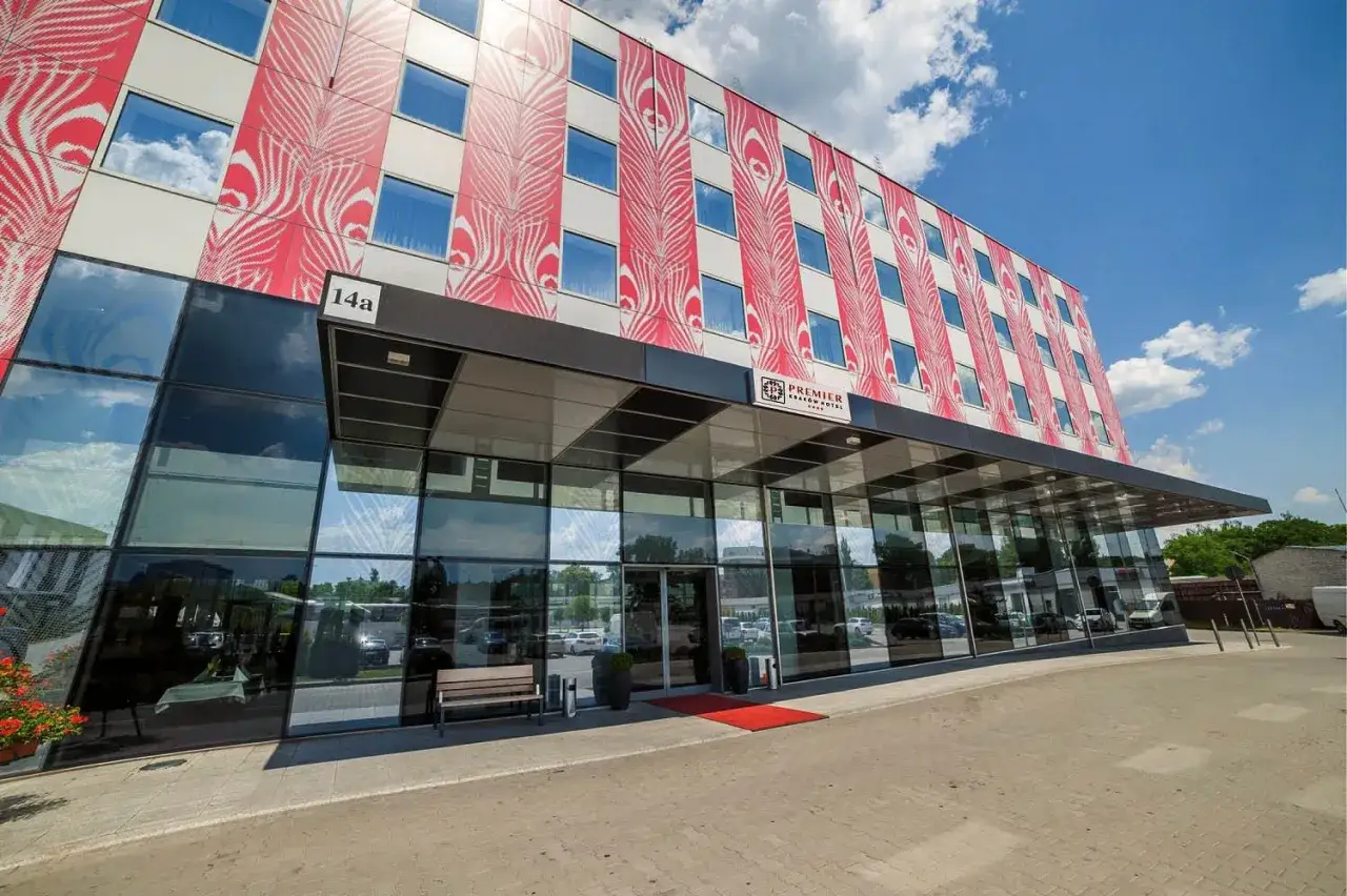 Nowoczesny hotel Premier Kraków z charakterystyczną fasadą w czerwone pióra.